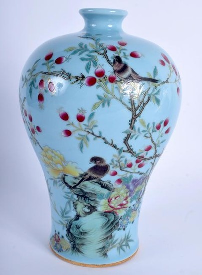 A CHINESE MEI PING SHAPED PORCELAIN VASE BEARING