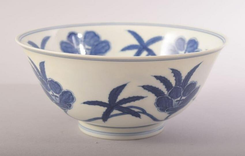 A CHINESE MING STYLE BLUE AND WHITE PORCELAIN BOWL