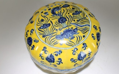 A Chinese Yellow-coding Dragon-decorating Lidded Porcelain Dishes