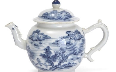 A Chinese export porcelain blue and white teapot and cover, 18th century, painted to the exterior with a scholar and attendant in a coastal landscape scene, 13.5cm high 十八世紀 外銷青花高士山水圖茶壺