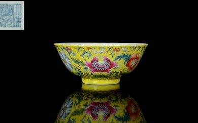 A Chinese famille rose yellow-ground 'Flowers' bowl - NO RESERVE PRICE - Porcelain - China - Daoguang (1821-1850, 道光) mark and of the period