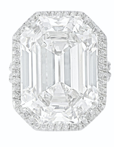 A FINE DIAMOND RING