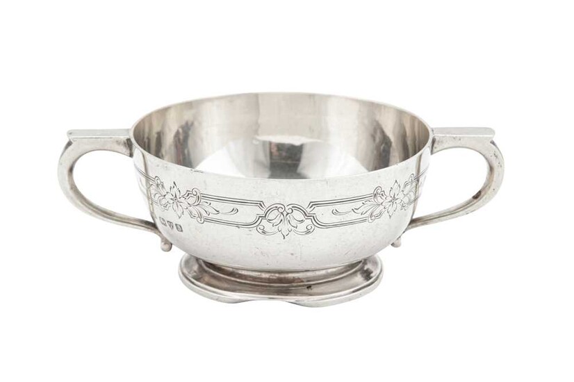 A George V sterling silver twin handled dish, Chester 1923 by Zachariah Barraclough & Sons