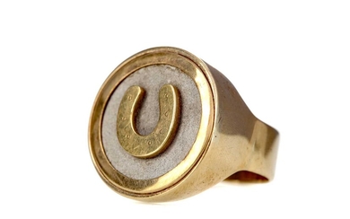 A NINE CARAT GOLD HORSESHOE SIGNET RING