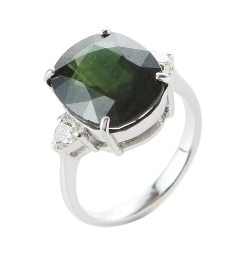 A SAPPHIRE AND DIAMOND RING IN 18CT WHITE GOLD, CENTRALLY SET WITH A CUSHION CUT GREEN SAPPHIRE OF 9.15CTS, SHOULDERED BY ROUND BRIL...