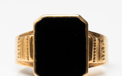 A SIGNET RING, 18K gold with onyx, K&EC, Gothenburg, 1955.