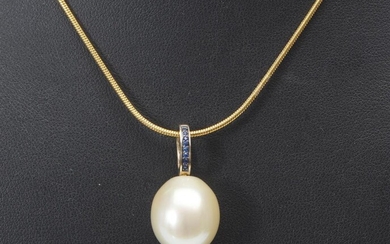 A SOUTH SEA PEARL AND SAPPHIRE PENDANT IN 9CT GOLD, THE OVAL SHAPED PEARL MEASURING 14MM, TOTAL LENGTH 27MM