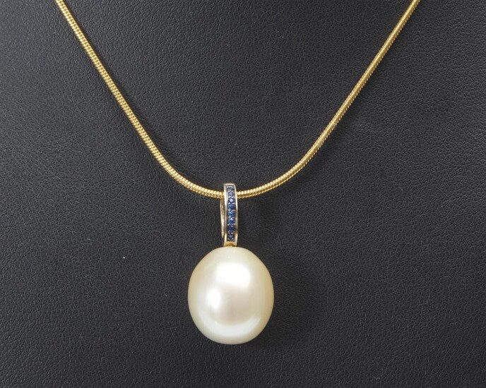 A SOUTH SEA PEARL AND SAPPHIRE PENDANT IN 9CT GOLD, THE OVAL SHAPED PEARL MEASURING 14MM, TOTAL LENGTH 27MM