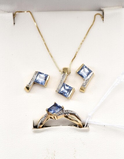 A SYNTHETIC SAPPHIRE AND DIAMOND JEWELLERY SUITE IN 9CT GOLD COMPRISING A RING, A NECKLACE AND A PAIR OF EARRINGS