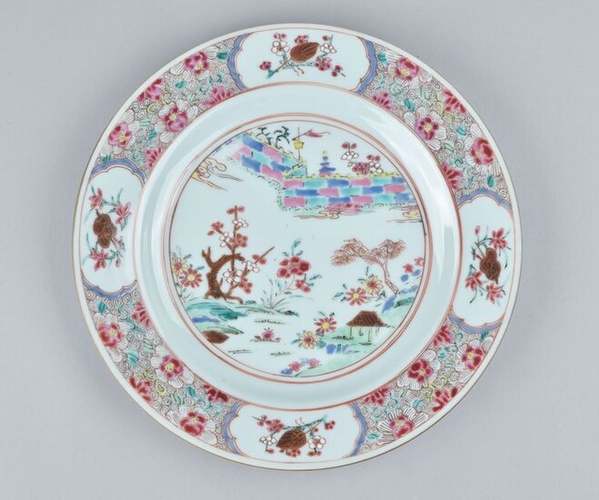 A VERY FINE CHINESE FAMILLE ROSE PLATE DECORATED WITH A CHINESE LANDSCAPE - Porcelain - China - Yongzheng (1723-1735)