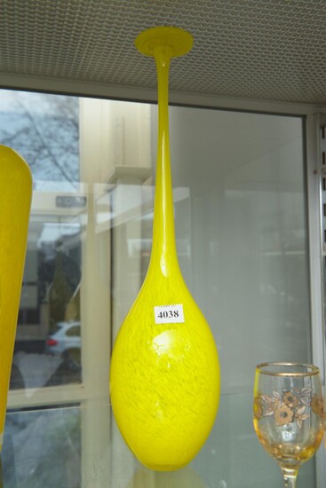 A YELLOW ART GLASS TALL SPECIMEN VASE H.40CM, LEONARD JOEL LOCAL DELIVERY SIZE: SMALL