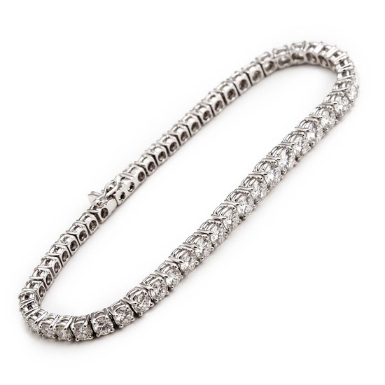 A diamond bracelet set with numerous brilliant-cut diamonds weighing a total of app. 5.11 ct., mounted in 18k white gold. H-I/VS. L. app. 18 cm.