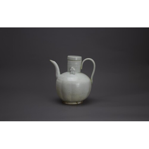 A large Qingbai Ewer and Cover, Song/Yuan DynastyH: 18.5cm, ...