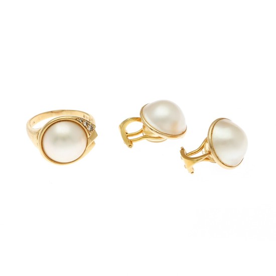 A pearl and diamond jewellery set comprising a ring set with a mabé pearl and three single-cut diamonds, mounted in 18k gold and a pair of ear clips. (3)