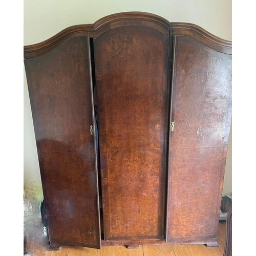 AN EARLY 20TH CENTURY MAHOGANY QUEEN ANNE STYLE THREE DOOR W...