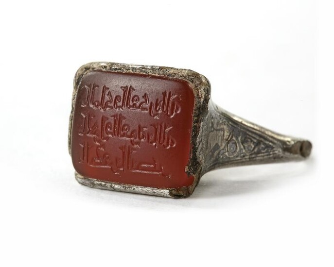 AN ISLAMIC NIELLOED SILVER RING SET WITH AN INSCRIBED