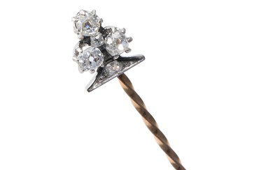ANNÉES 1910 ÉPINGLE DE CRAVATE TRÈFLE DIAMANTS Elle forme un trèfle serti de petits diamants...