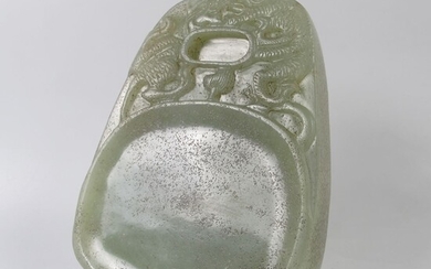 ASIE. Chine. Pierre à encre en jade céladon à décor de dragon. L 12cm. Epaisseur...