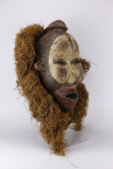 Afrique. Beau masque de cérémonie Yaka (République Démocratique du Congo). Bois, fibres végétales. Dimensions :...