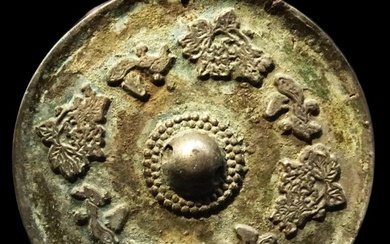 Ancient Chinese - Mirror with "Lions and vine" decoration in relief - Tang Dynasty - 618 / 907 AD)
