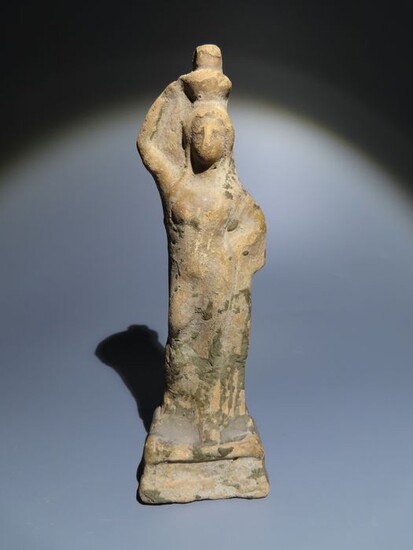 Ancient Greek Terracotta Nice tanagra figure. 16,3 cm H. Ex. Pierre Verité collection. very nice sculpture.
