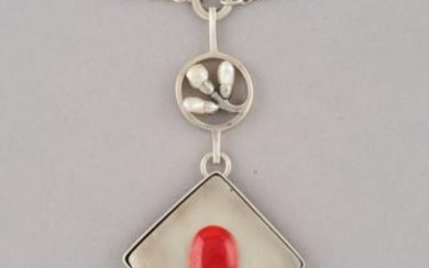 A pendant made of 835-silver with mother-of-pearl in Art Deco style