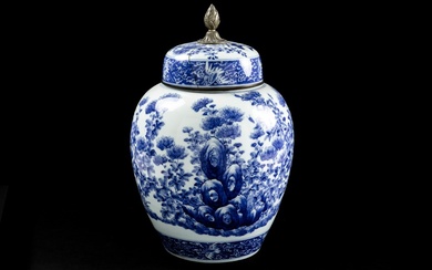 Antieke Chinese vaas met gelijmd deksel in porselein met blauwwit tuindecor en...