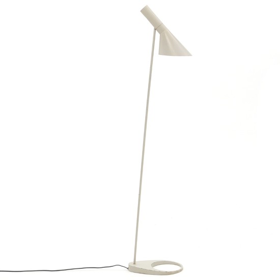 Arne Jacobsen: “AJ”. Light grey lacquered metal floor lamp with adjustable shade. Cord with push-button switch. Maufactured by Louis Poulsen. H. 130 cm.