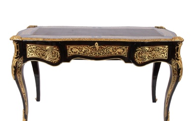 Beau bureau plat laqué de style Louis XV, décoré de montures en bronze doré Een...