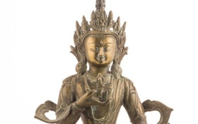 Bodhisattva en bronze, assis sur une base lotiforme, tenant la Ghanta de la main gauche...