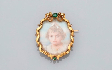 Brooch forming a garland of yellow gold, 750 MM, decorated with two emeralds and six roses, setting a miniature on mother-of-pearl, drawing a portrait of a young child, dimensions 3.3 x 2.3 cm, circa 1850, weight: 9.3gr. gross.