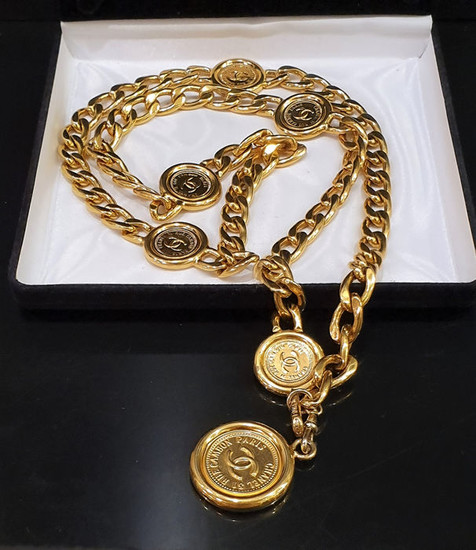 CHANEL18kt gold plated CC logo 31 Rue Cambon Medallion Necklace/Belt