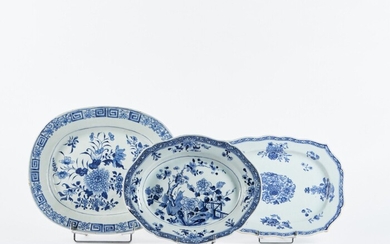 CHINE Trois plats dont 2 à bords mouvementés en porcelaine à décor en camaïeu bleu...