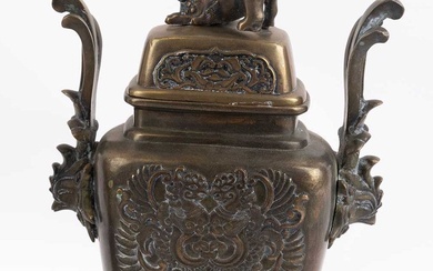 CHINE, XIXe s, Vase couvert en laiton à décor de lion de fô, H :...