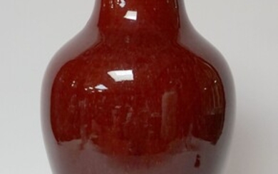CHINE, fin XIXe. vase balustre en porcelaine type "Sang de Boeuf". Traces de colle au...