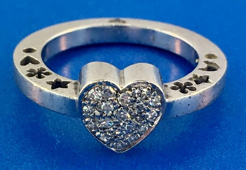 CUTE 18k White Gold & Diamond Heart Ring Circa 1980s!