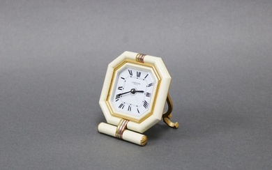 Cartier Paris Pendulette octogonale en métal laqué crème et métal trois ors, mouvement à quartz,...