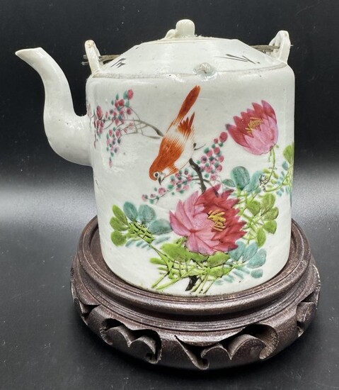 Chinese porc teapot with red bird