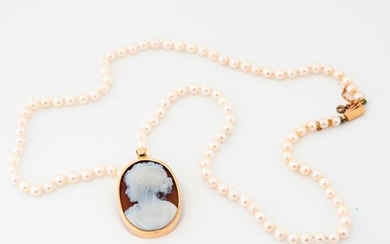 Choker white cultured pearl necklace, holding a yellow gold pendant (750) centered on a cameo on agate with the profile of a woman in a bun.