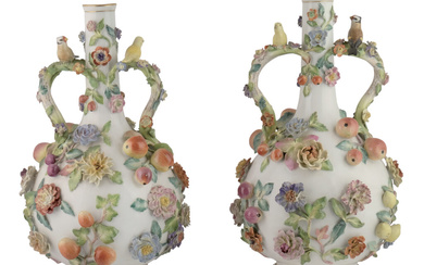 Coppia di vasi a bulbo in porcellana bianca e policroma, Dresda, XIX secolo