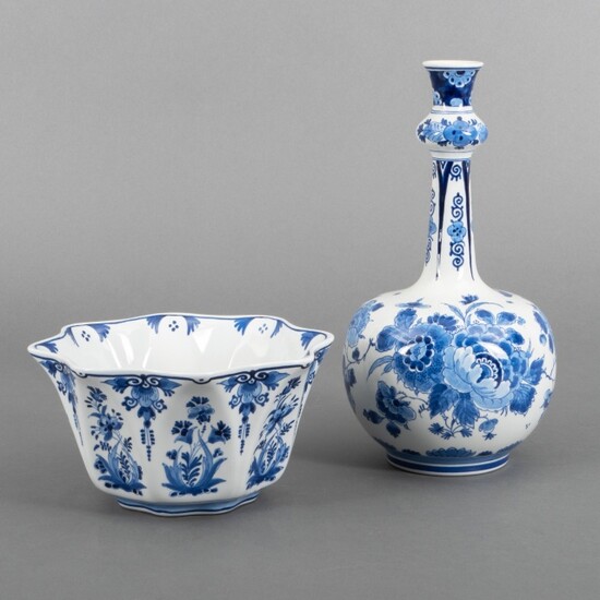 Delfts aardewerk knobbelvaas en een kom met blauw-witte florale...
