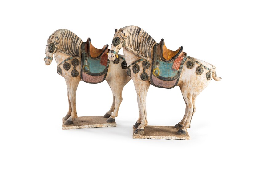 Due sculture in terracotta raffiguranti cavalli, Cina - con tracce di...