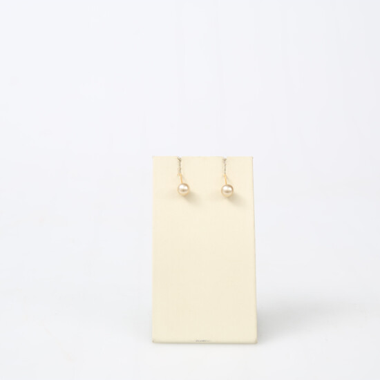 EARRINGS, 18 K gold and synthetic pearls, a pair, total weight 2. 1 grams.