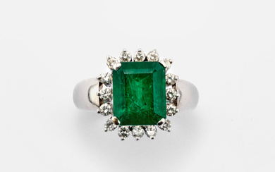 EMERALD AND DIAMOND RING in 18K white gold with...