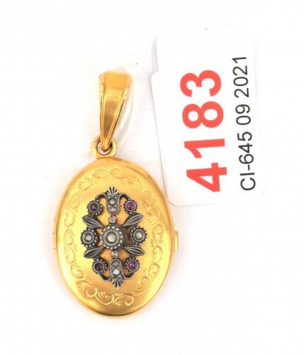 Een 14 krt gouden medaillon met een zilveren applique met roosdiamant en robijn. Meesterteken van Homberg, n.v.H., Amsterdam, 1966-1996. Gewicht: 8 gram.