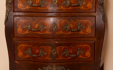 Elegant Louis XV style chest of drawers from the 19th...