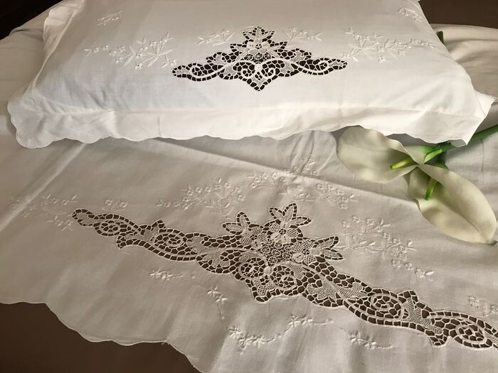 Elegant sheet with very fine Burano embroidery (3) - Cotton - Second half 20th century