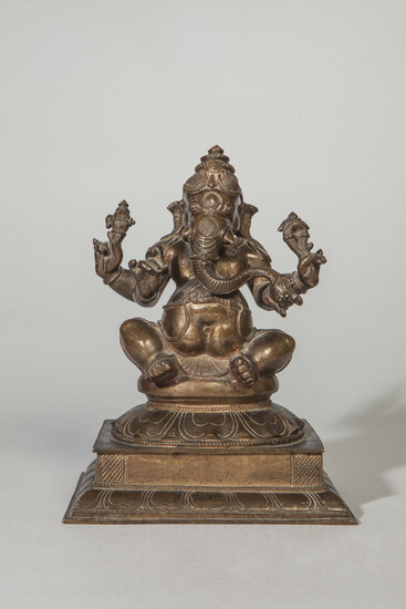Ganesh assis en Lalita Asana sur un haut socle...