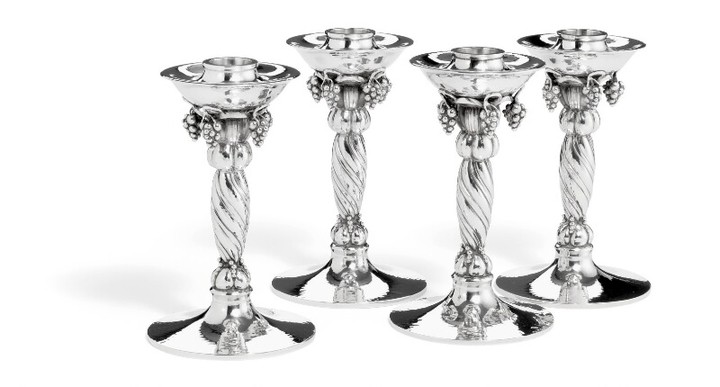 Georg Jensen: A pair of sterling silver candlesticks with grapes and hammered surface. H. 15 cm. (2)