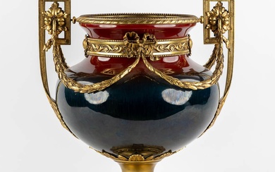 Grand vase en faïence monté en bronze doré de style Louis XV. Vers 1900. Richement...